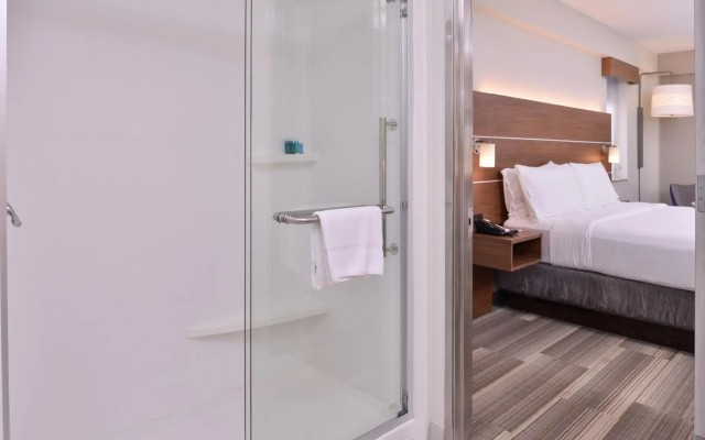 Holiday Inn Express New Orleans - St Charles (ex Modern Hotel)