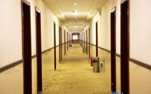 Xixia Chaoyue Business Hotel