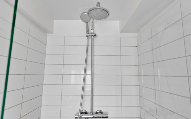 Sanders Penny - Chic 3-bdr Apt in City Center
