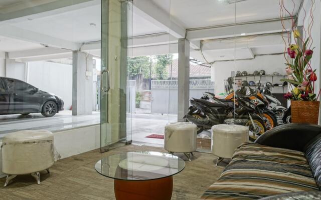 RedDoorz Plus near Dharmawangsa Square 2