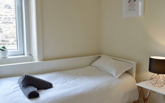 Modern 2 Bedroom Dalry Apartment