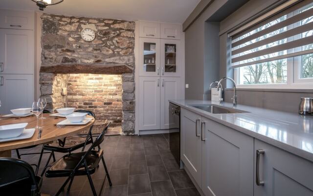 Beautiful Mansion in Botwnnog With a Private Garden