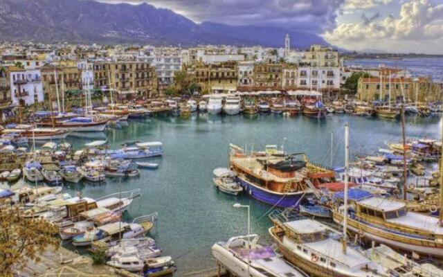 Central Girne Studio Flat with Rooftop Pool