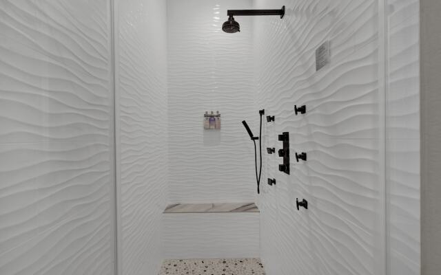 The Bentley Hotel - Beatles Room - Hill Country View