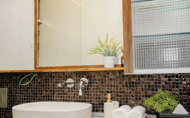 Modern 1BR Walk to Beach & City Spots