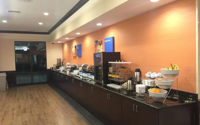 Comfort Inn & Suites Moore - Oklahoma City
