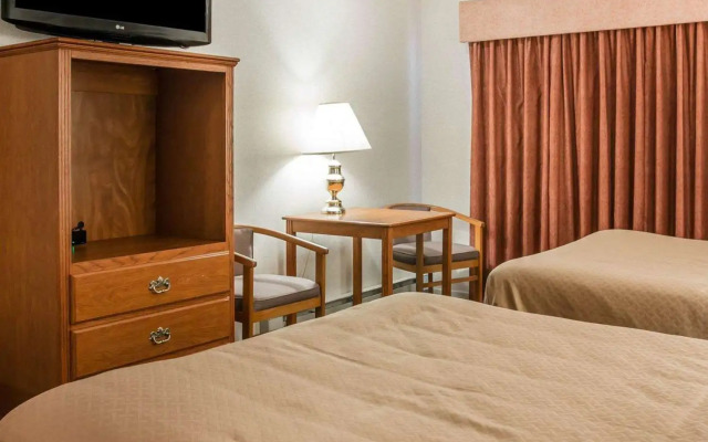 Quality Inn & Suites Mackinaw City Beachfront