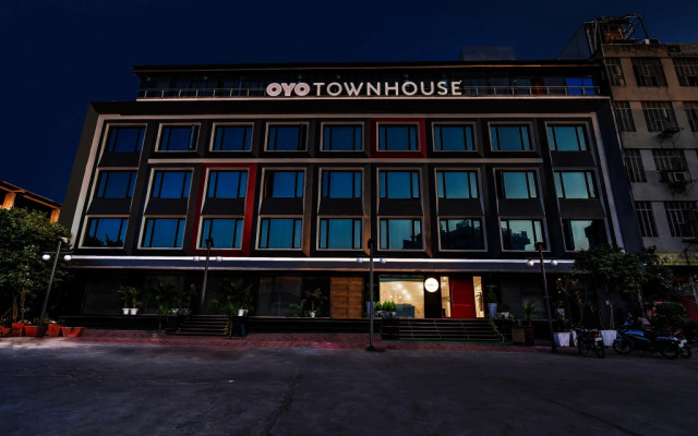 OYO Townhouse 051 Lal Kothi