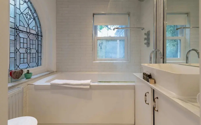 Beautiful Two Bed Abode In South West London