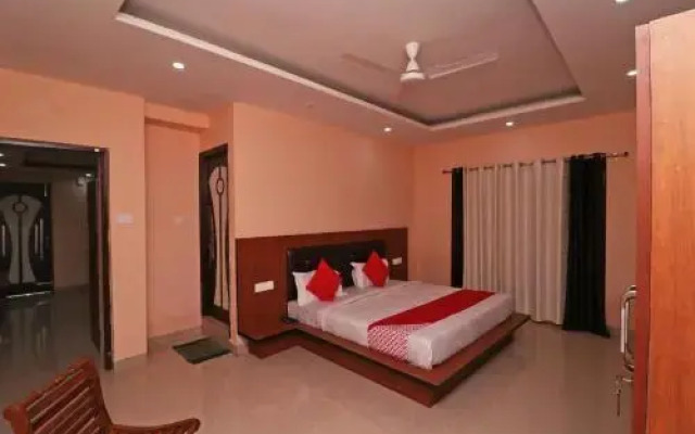 OYO 18469 Hotel Hmvr