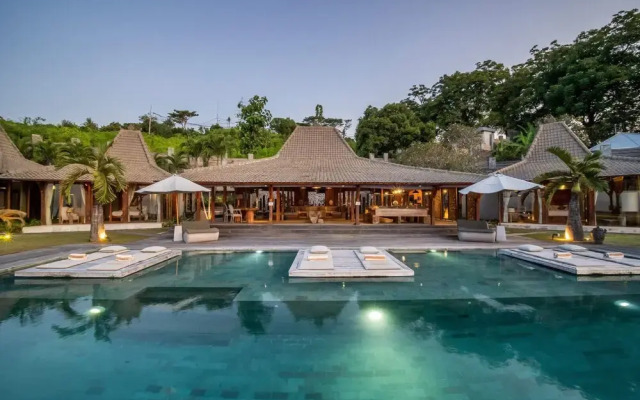 Palatial Wooden Villa, 4br, Lovina