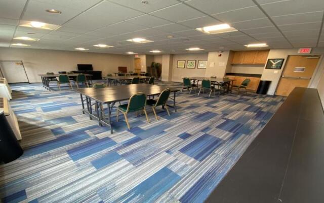 Holiday Inn Express Hotel & Suites Warrenton by IHG