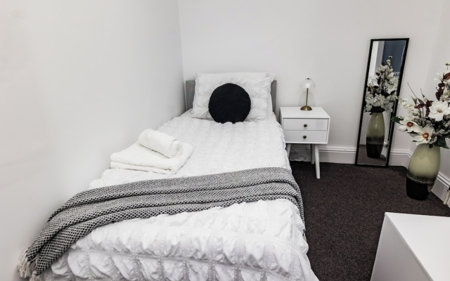 House - Sleeps 6 - Parking - Garden