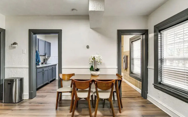 Walkable Location: Welcoming Unit in Omaha