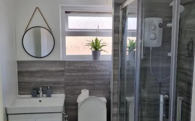 Modern 2-bed Home - Private Garden, Parking & Wifi