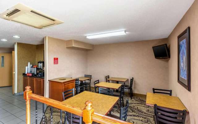 Econo Lodge Inn & Suites Evansville