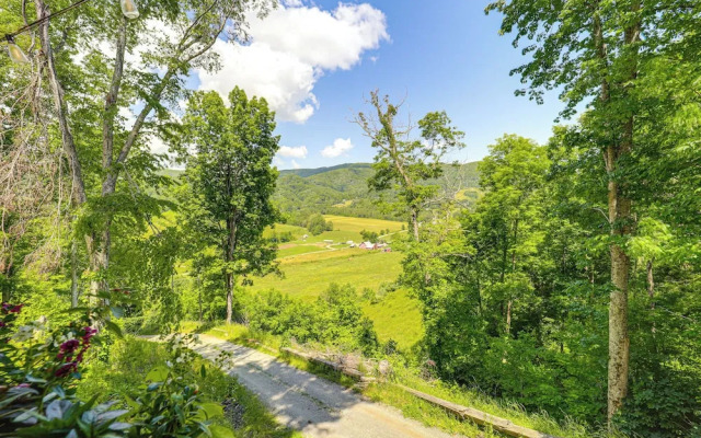 Mtn-view Deck: Scenic Glamping Getaway Near Boone!