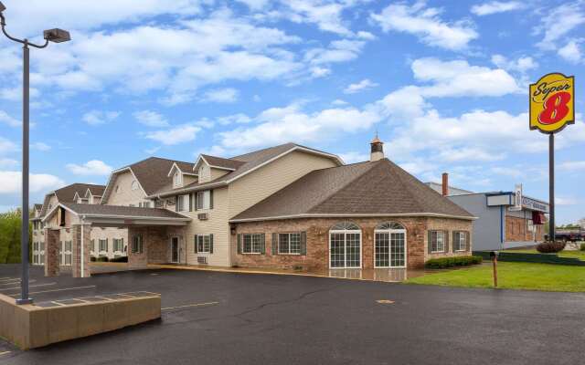 Super 8 by Wyndham Reedsburg