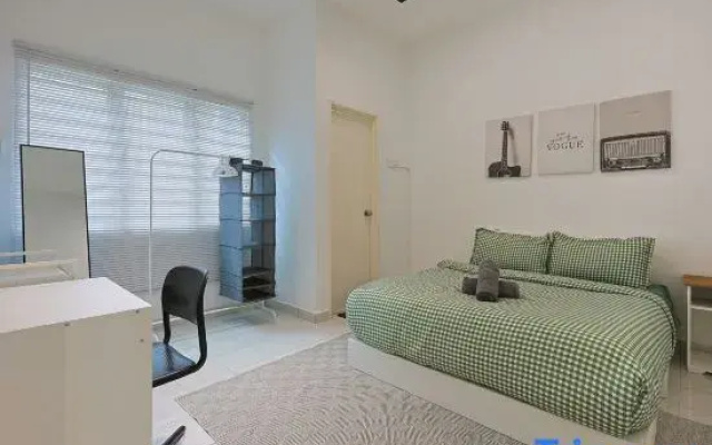 Green Villa Apartment by Favspace