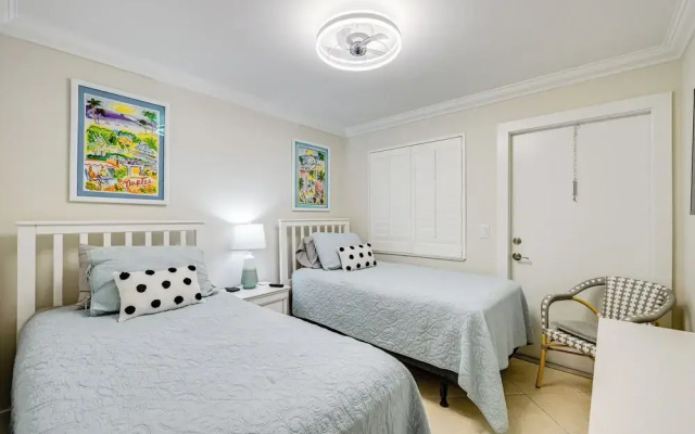 Naples Condo w/ Pool - Walk to Dining & Beach
