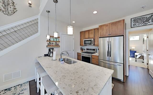 68jwdiq5 2 Bedroom Condo