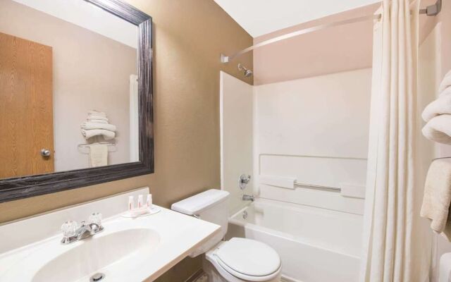 Super 8 by Wyndham Warroad