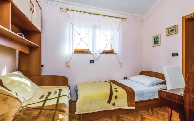 Amazing Home in Icici With Wifi and 2 Bedrooms