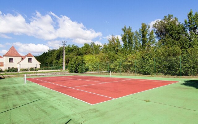 Peaceful Holiday Home in Carsac-aillac With Swimming Pool