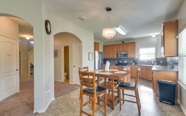 Pet-friendly Pearland Home ~ 21 Mi to Houston!