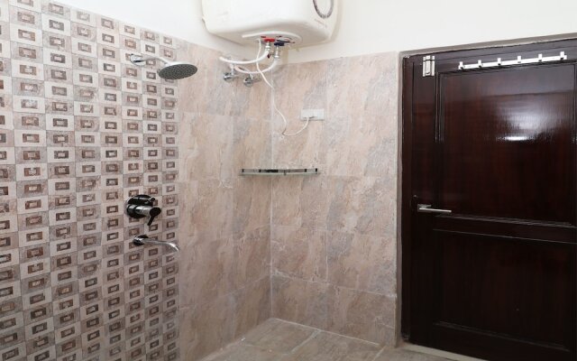 OYO 13406 Hotel Golden Leaf