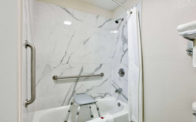 Super 8 by Wyndham Palestine