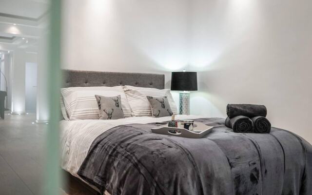 Exquisite 2400sqft 3 Bed Brick Lane Pad