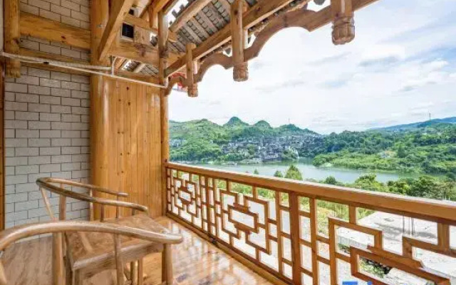 Furong Town Waterfall View Inn