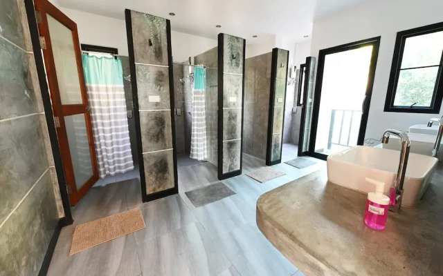 The Dearly Koh Tao Hostel