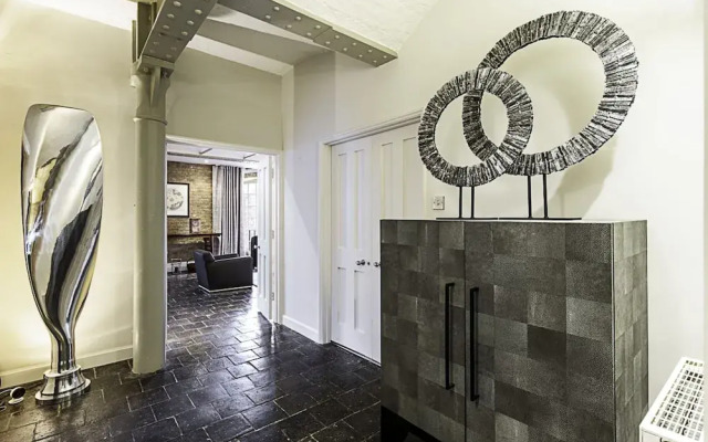 Charming Home in St Katharine Docks