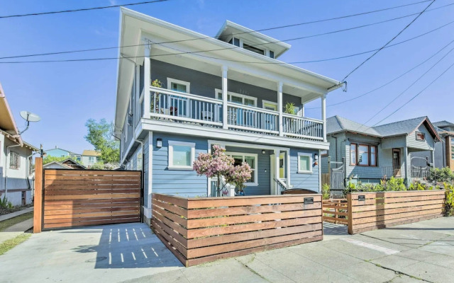 Sunny Oakland Retreat w/ Patio & Cute Garden!