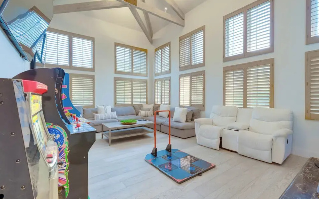 Carolwood - Modern Tuscan Villa With Rolling Lawns and Loggia in Holmby Hills