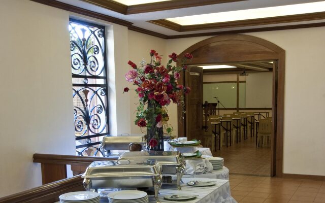 Pinoy Pamilya Hotel