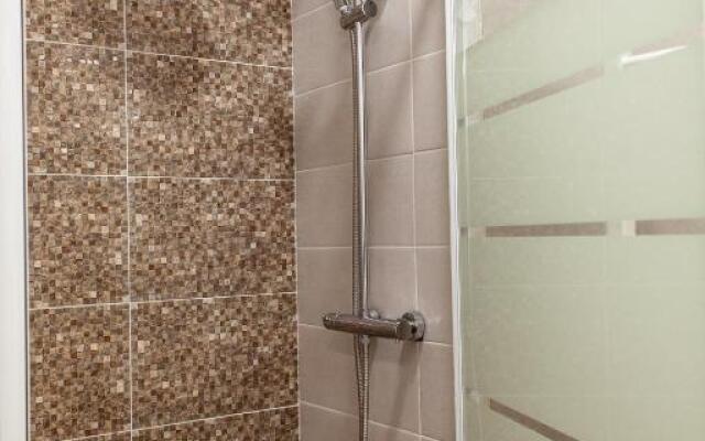 Sunny Studio Apartment