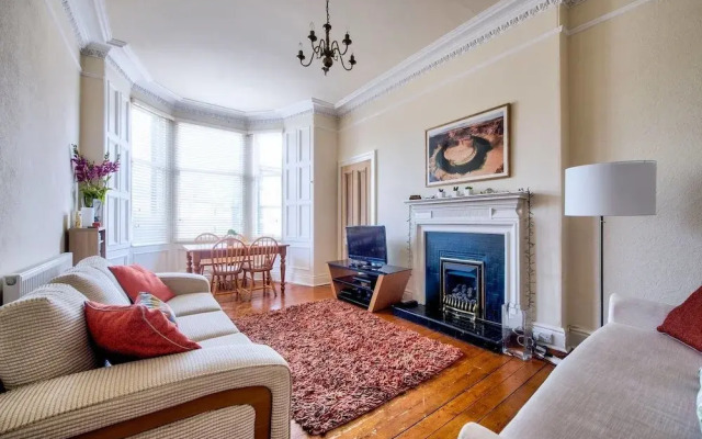 Lovely and Spacious 2BR Home on Comiston Road