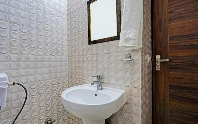 OYO 85695 Royal Hotel