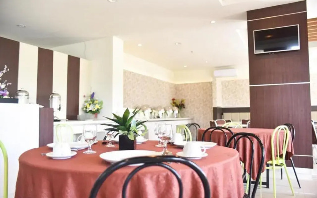 RedDoorz Plus Near Trans Studio Mall