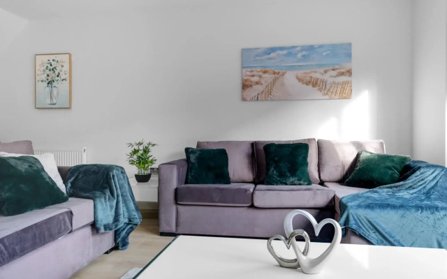 Modern 4 Bedroom House 03 With Parking in Farnham