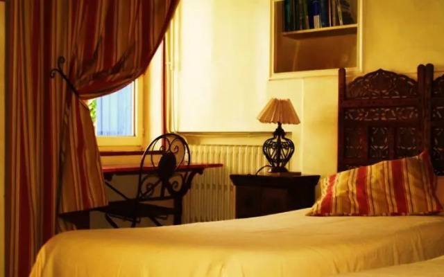 La Maison aux Volets Bleus