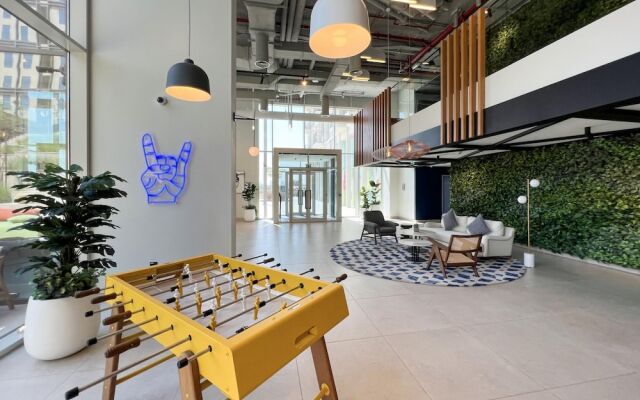 Modern Boho 1BR Sleeps4 Balcony Pool Gym Dxbhills