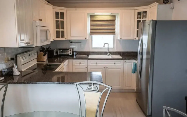 Enjoy Sunsets at Fully Equipped Condo at the Beach