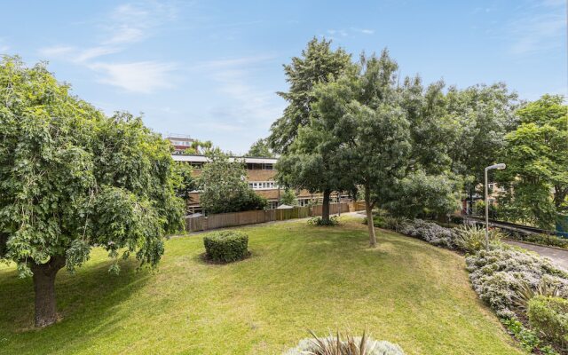 Bright 2 BR Battersea Flat With Great Location