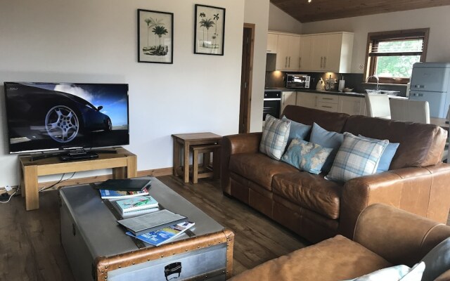 Douglas Fir Lodge With Hot Tub Near Cupar, Fife