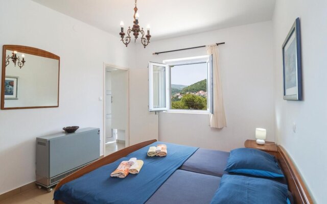 Awesome Home in Pucisca with Hot Tub, WiFi & 5 Bedrooms