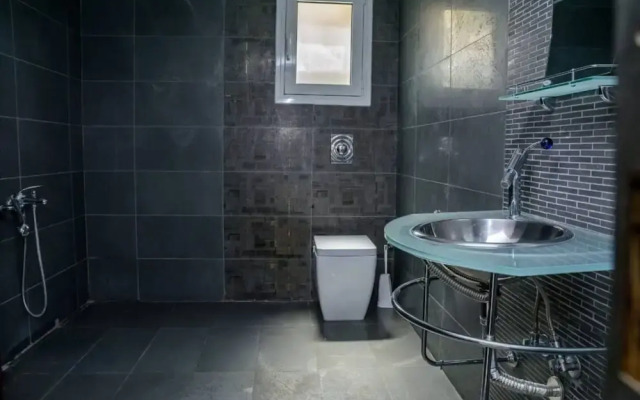 Green Luxury Villa Near The Sea